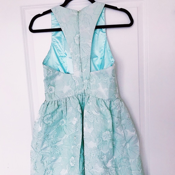 Adorable mint dress with fun open back - Picture 2 of 4